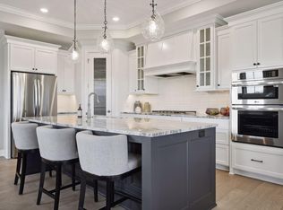 9075 Mills Ln, Chanhassen, MN 55317