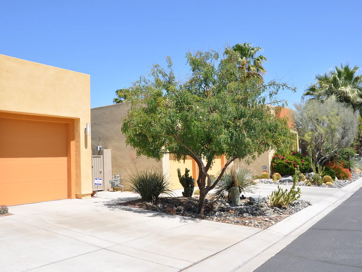 Searchlight Ln, Palm Springs — Photo 3