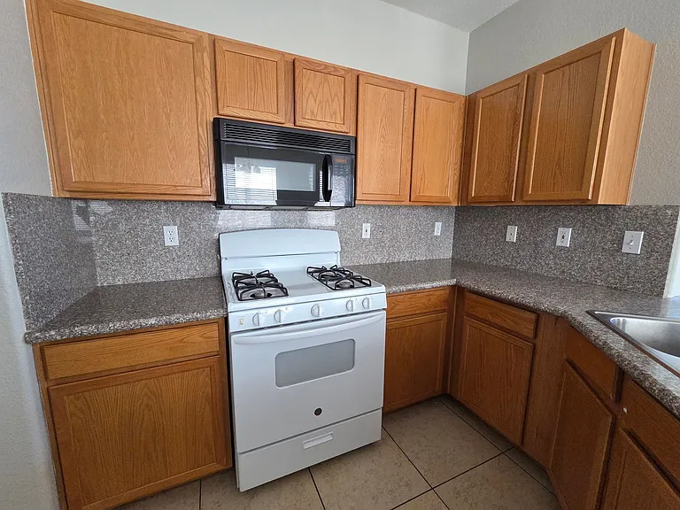 7904 Canyon Grove Ct — Photo 8