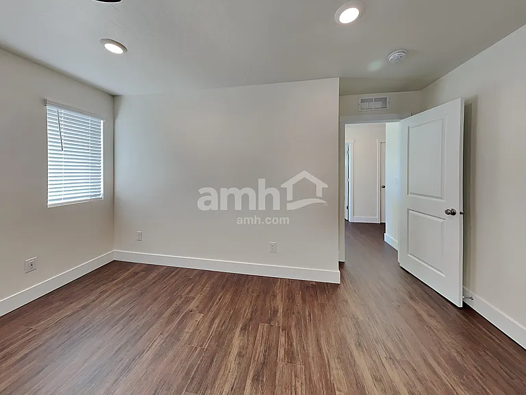 1422 N Barkvine Ave — Photo 10