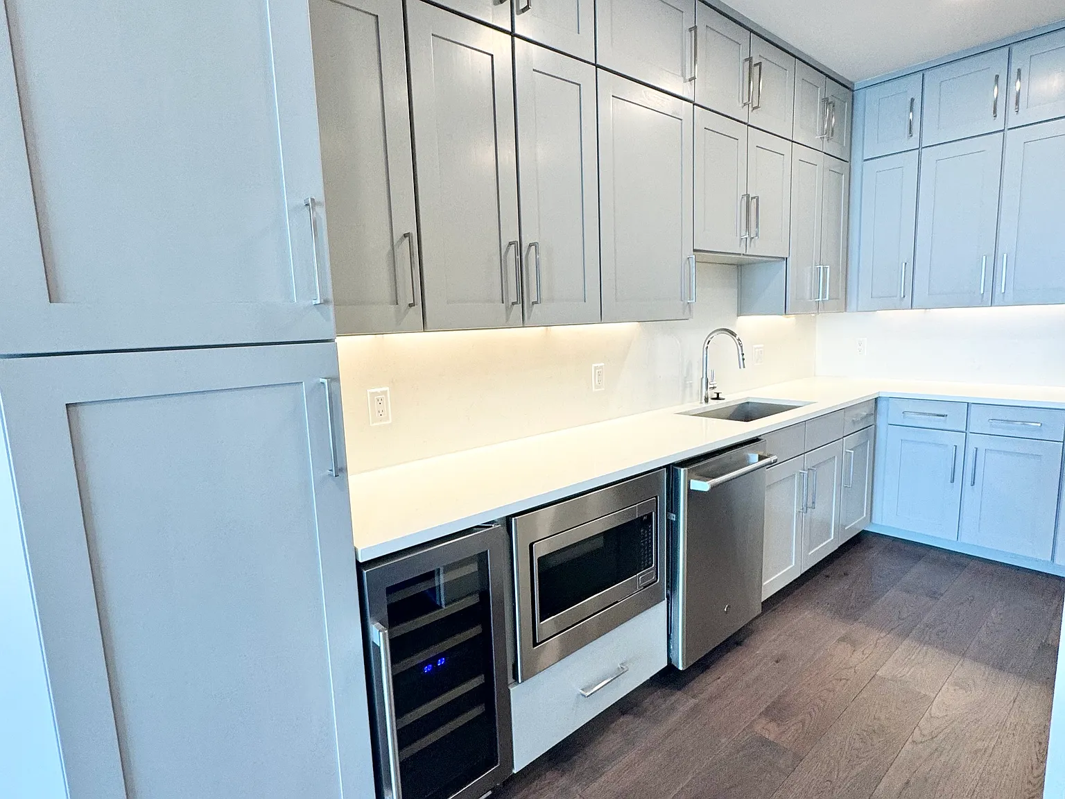 1 bed, 1040 sqft, $3,849 — Photo 3