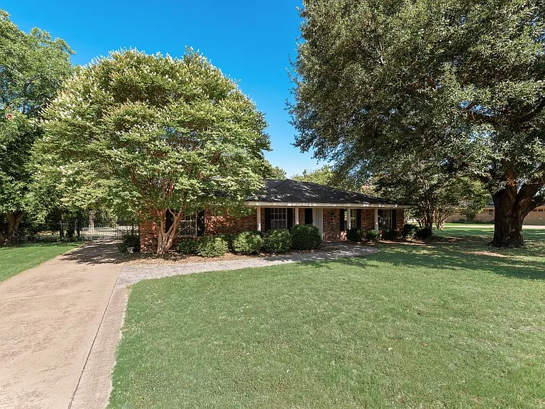 3000 Monties Ln — Photo 2
