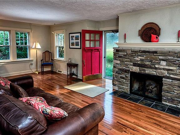 3rd image of 17114 Woodmere Dr
