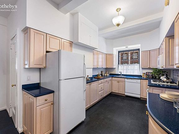 4th image of 129 E 69th St #2/3A