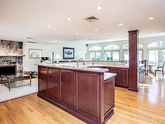 4th image of 24 Rose Glen Dr
