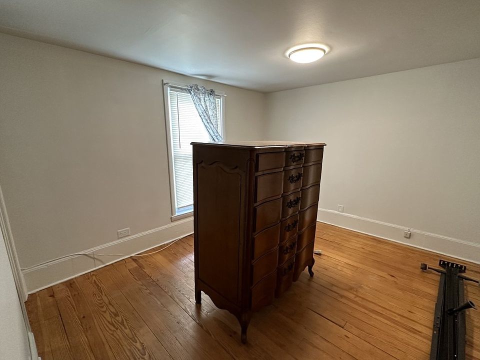 2nd image of 270 Walnut Ln #2