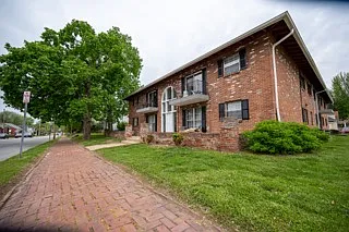 604 Clark St — Photo 2