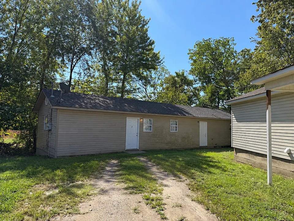 392 E Main St