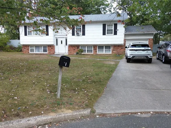 1 Revlon Court, Holtsville, NY 11742