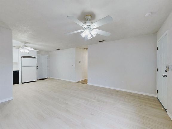 5th image of 111 Valencia Dr