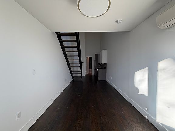5th image of 142 Erasmus St #2B