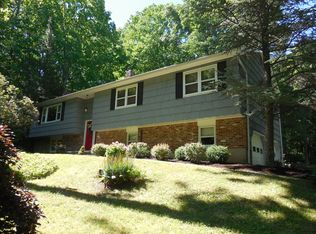 8 Taunton Ln, Newtown, CT 06470