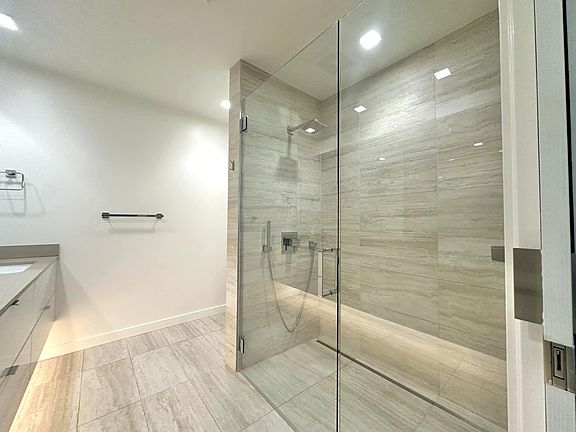 5th image of 2353 Lombard St APT 307
