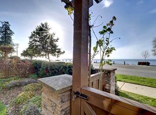 5160 Davis Bay Rd #105, Sechelt, BC V7Z0H3