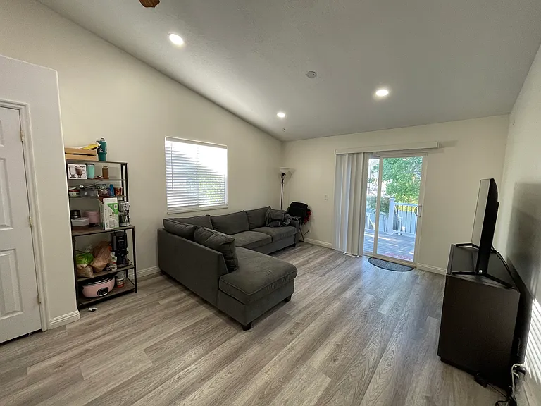 264 W Bubbling Brook Ln — Photo 4