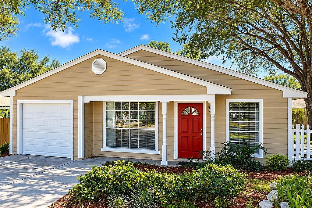 3 bed, 2.0 bath, 1035 sqft, $2,200 — Photo 1