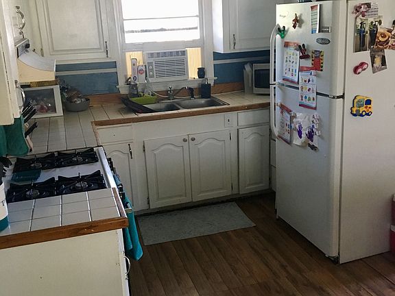 5th image of 300 Holly Dr