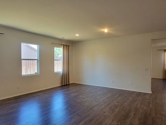 5th image of 1032 Cornflower Dr