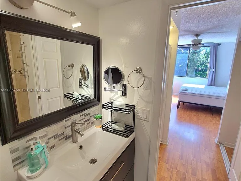 23106 Oxford Pl #D — Photo 28