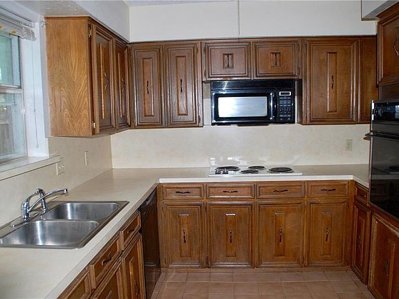 2nd image of 3827 Glenbrook Dr