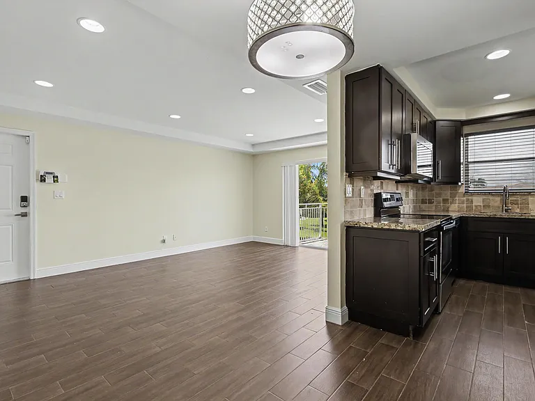1250 SW 113th Ter #204 — Photo 3