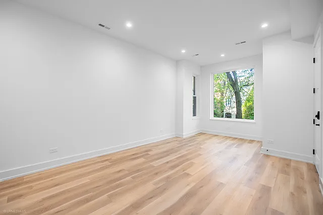 2113 N Kenmore Ave #2 — Photo 5