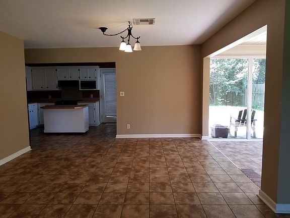 4th image of 132 Vanessa Ave