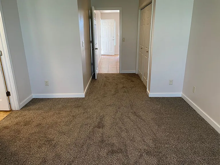 527 E St NE — Photo 14