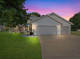 225 Crestview Cir, Wrightstown, WI 54180