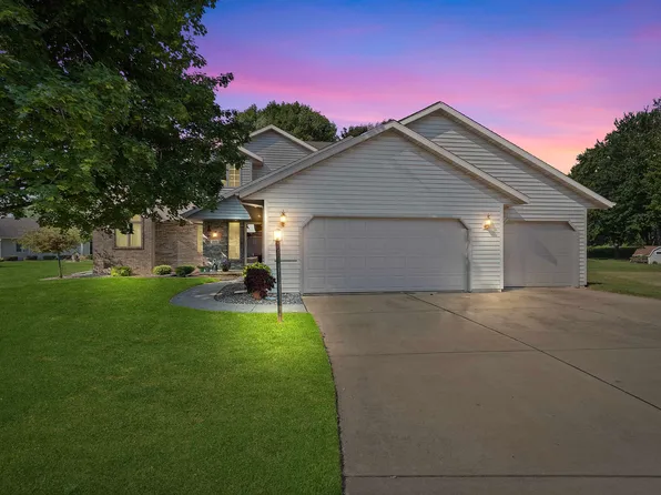 225 Crestview Cir, Wrightstown, WI 54180