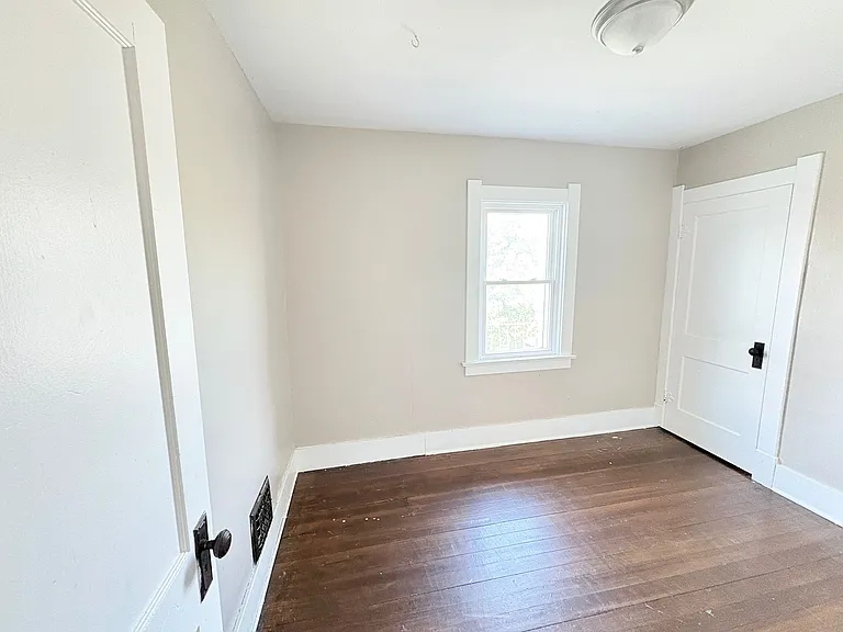 261 E Lake St — Photo 21
