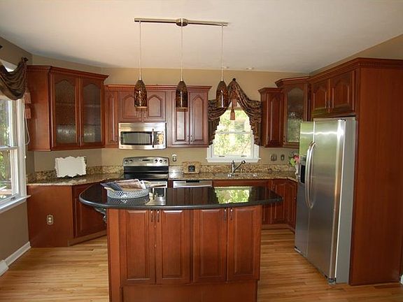 3rd image of 206 Drake Cir