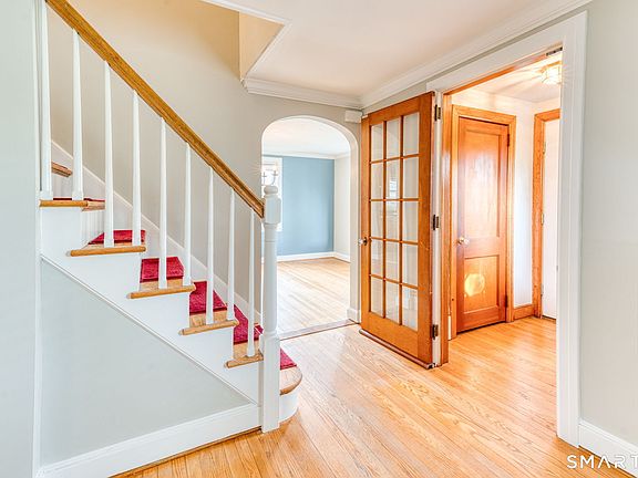 4th image of 425 Hackmatack Street