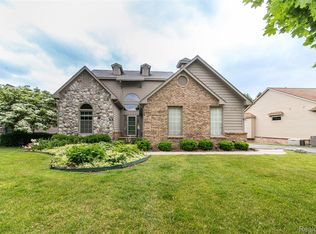 1093 Eagle Nest Dr, Milford, MI