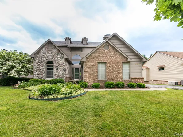 1093 Eagle Nest Dr, Milford, MI 48381