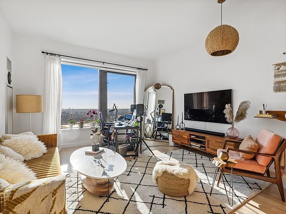 3rd image of 75 Wall St APT 37P