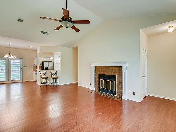 5th image of 8910 Black Oak St