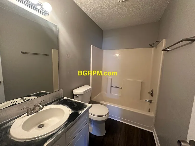 1099 W Elm St — Photo 44
