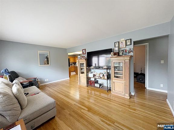 2nd image of 622 Knickerbocker Rd