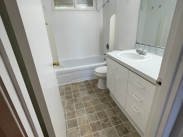 Pyramid Pointe Apartments — Photo 7