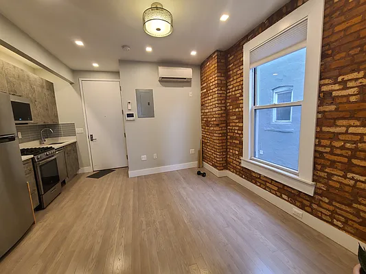 Rented by The Hamilton Group | media 10