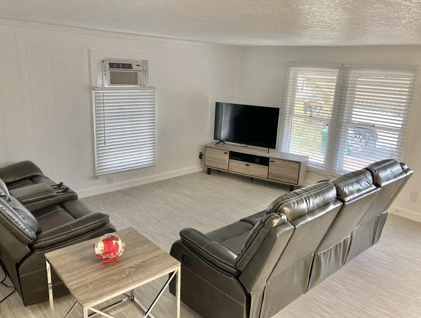 6 bed, 3000 sqft, $2,850 — Photo 2