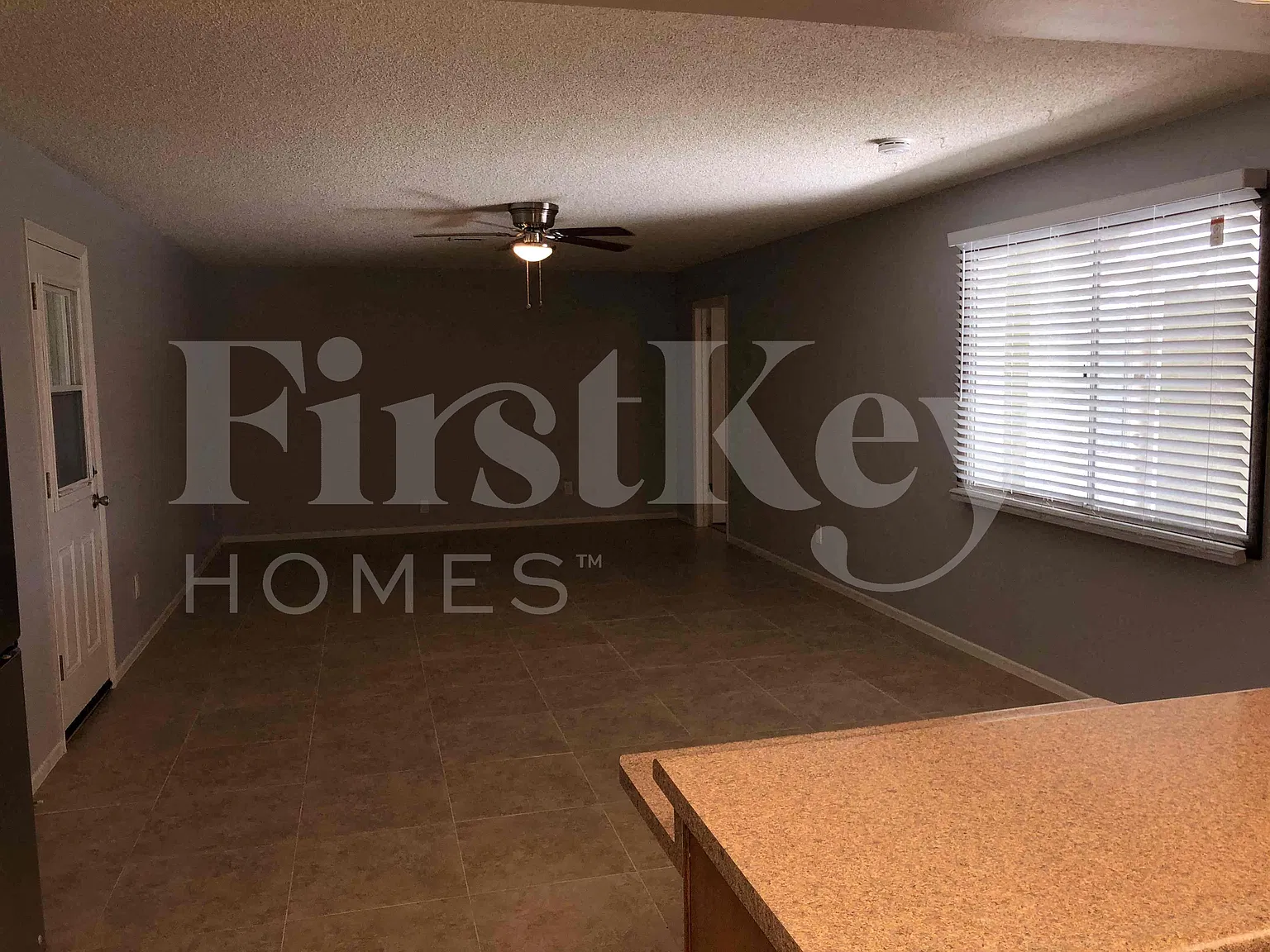 4 bed, 1.5 bath, 1802 sqft, $2,900 — Photo 3