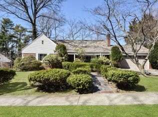 46 Somerset Dr N, Great Neck, NY 11020