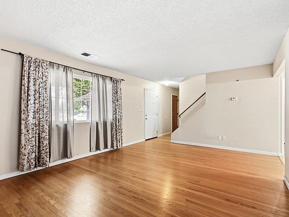 5th image of 285 Chestnut St