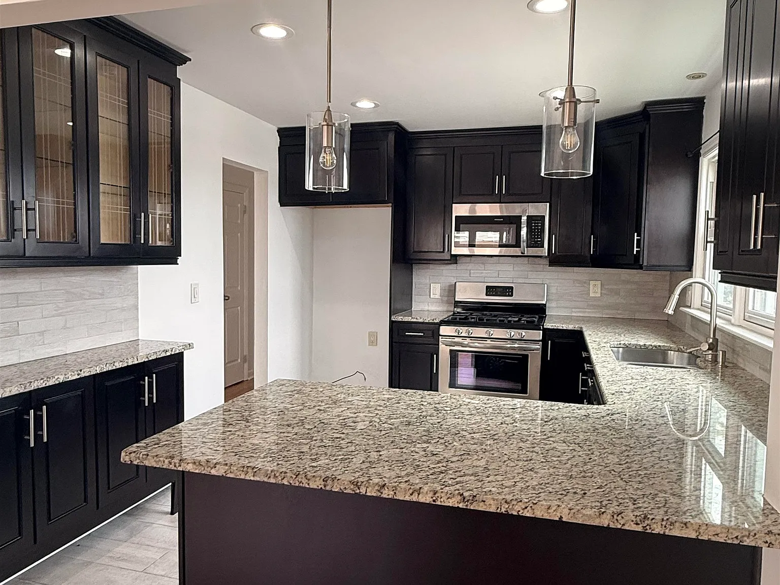 3 bed, 1.0 bath, $2,900 — Photo 4