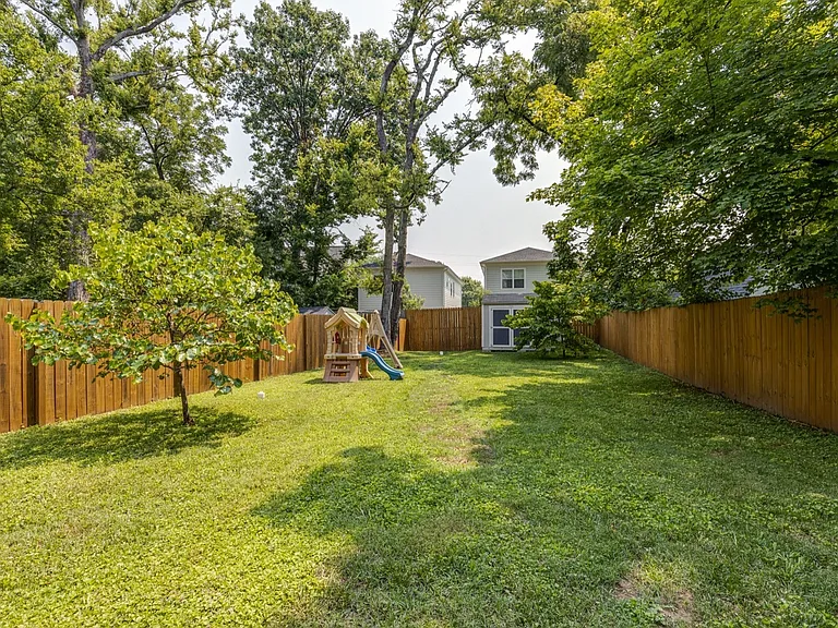 1813 Sherwood Ln — Photo 27