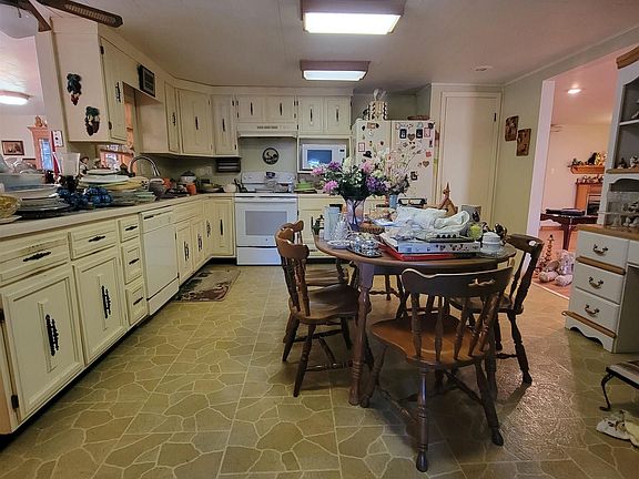3rd image of 119 Woodford Dr