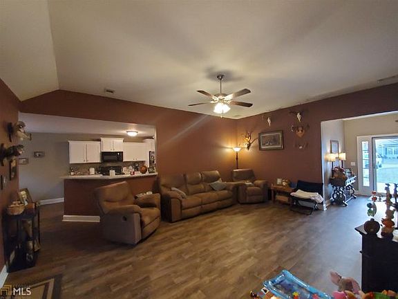5th image of 169 Stillwater Dr