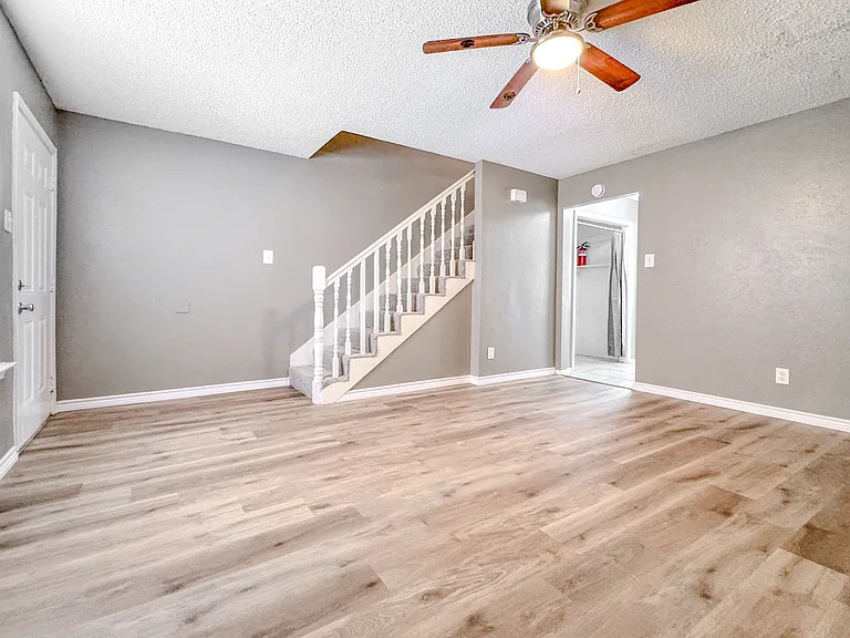 1050 Southmoor Ave — Photo 6